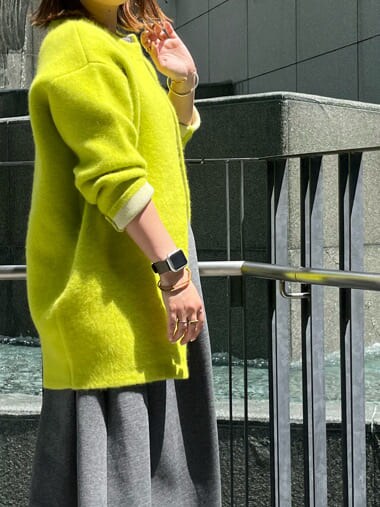 ベージュ系のスニーカー、その他のトートバッグ、グレー系のワンピースを着用したレディースの夏コーディネートの6枚目の写真