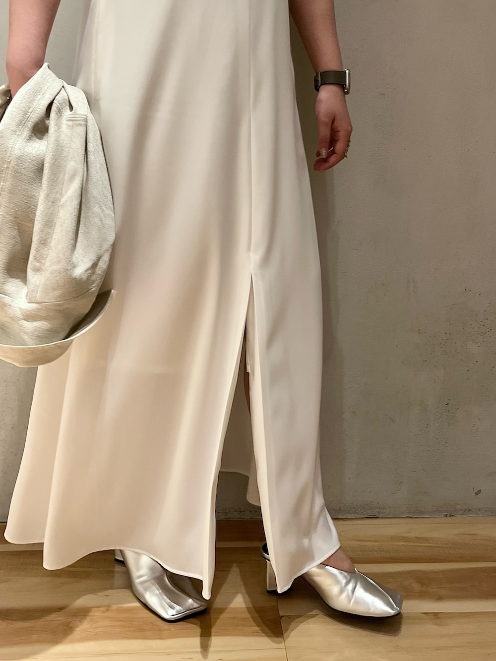 ベージュ系のテーラードジャケット、ホワイト系のワンピース、シルバー系のショルダーバッグを着用したレディースの春コーディネートの8枚目の写真