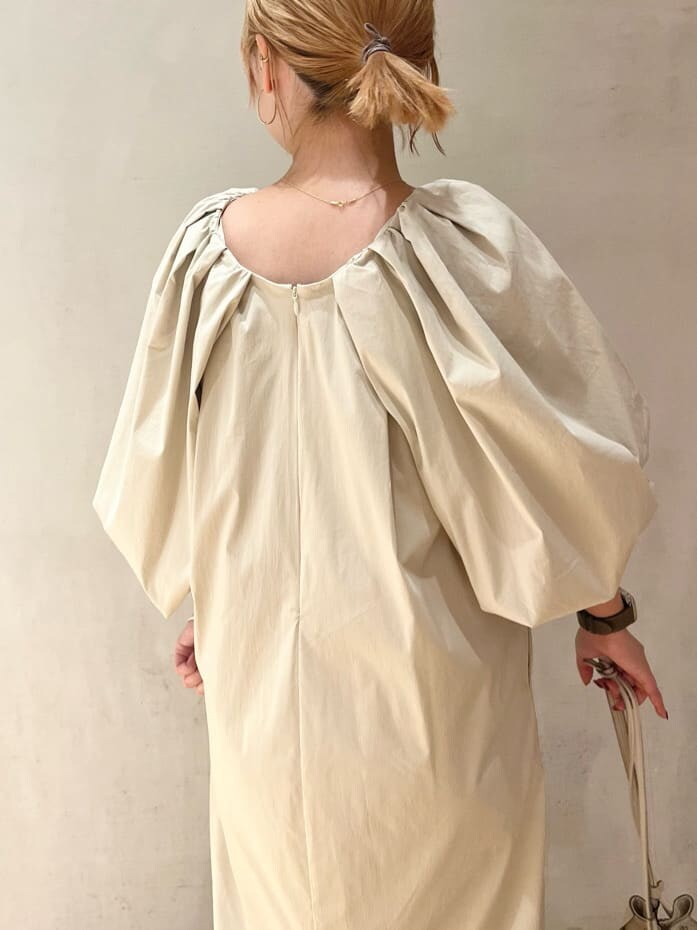 ベージュ系のワンピース、ブラウン系のブーツを着用したレディースの夏コーディネートの6枚目の写真