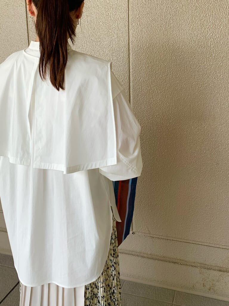 ホワイト系のシャツ/ブラウス、ベージュ系のスカートを着用したレディースの夏コーディネートの4枚目の写真