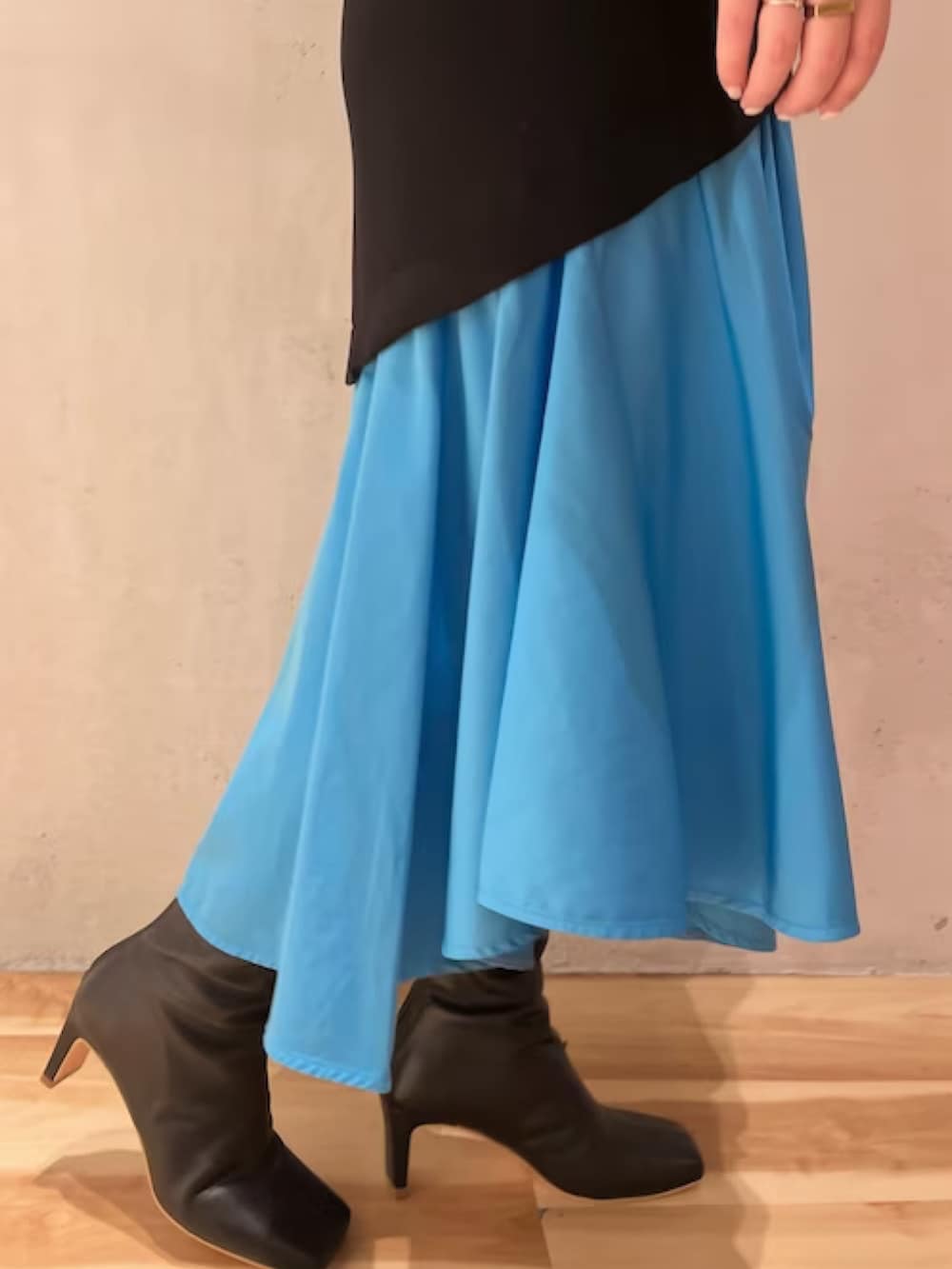 その他のワンピースを着用したレディースの秋コーディネートの8枚目の写真