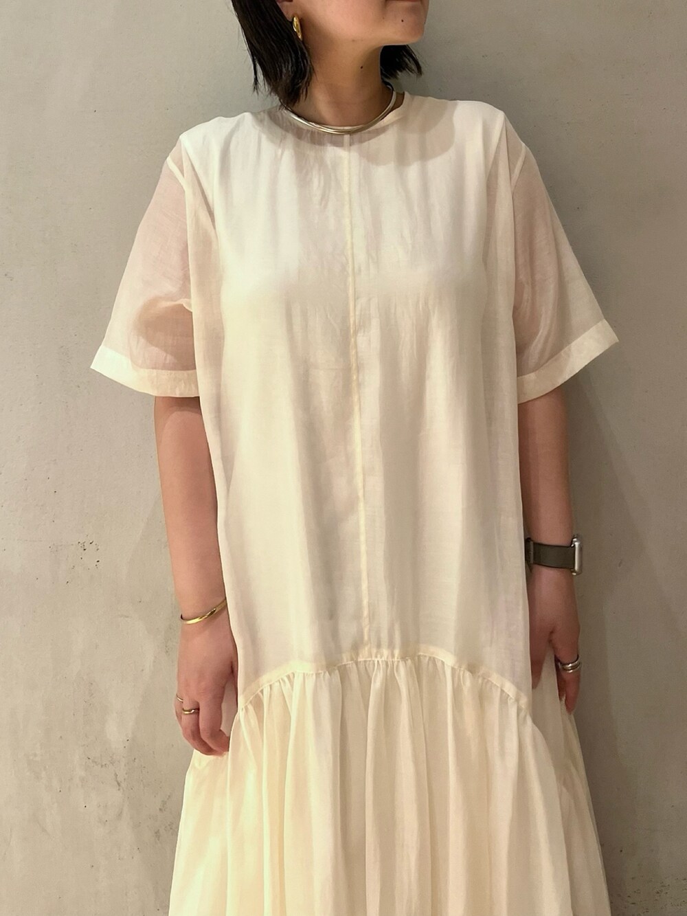 ホワイト系のワンピース、ブラック系のサンダルを着用したレディースの夏コーディネートの5枚目の写真