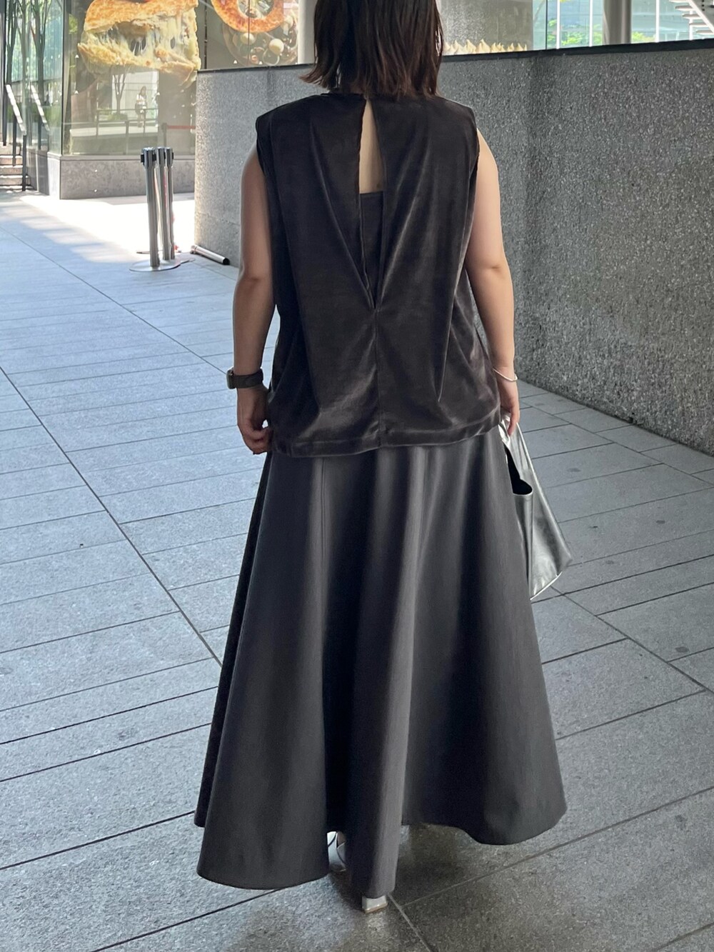 グレー系のスカート、ゴールド系のハンドバッグ、グレー系のTシャツ/カットソーを着用したレディースの夏コーディネートの6枚目の写真