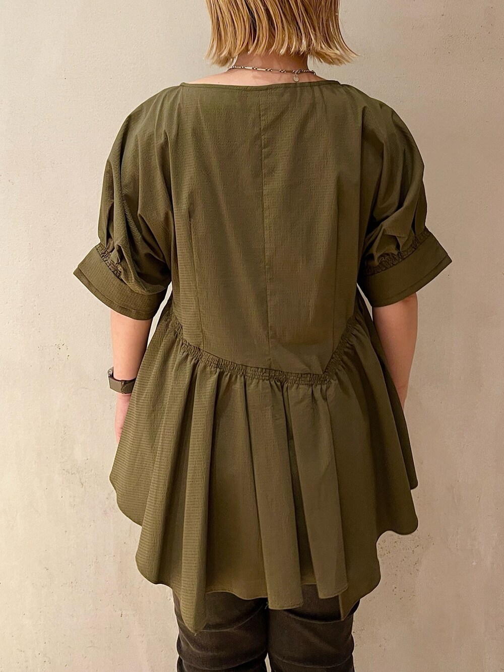 グリーン系のシャツ/ブラウス、ベージュ系のショルダーバッグ、グレー系のデニムパンツを着用したレディースの夏コーディネートの5枚目の写真