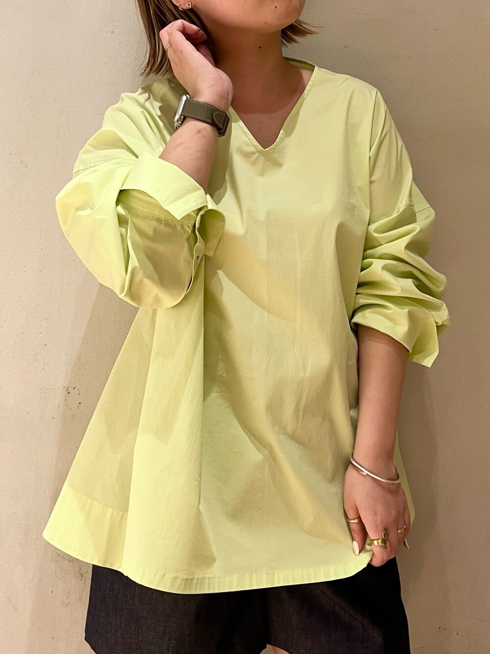 ブルー系のその他パンツ、ブラック系のサンダル、イエロー系のシャツ/ブラウスを着用したレディースの冬コーディネートの5枚目の写真