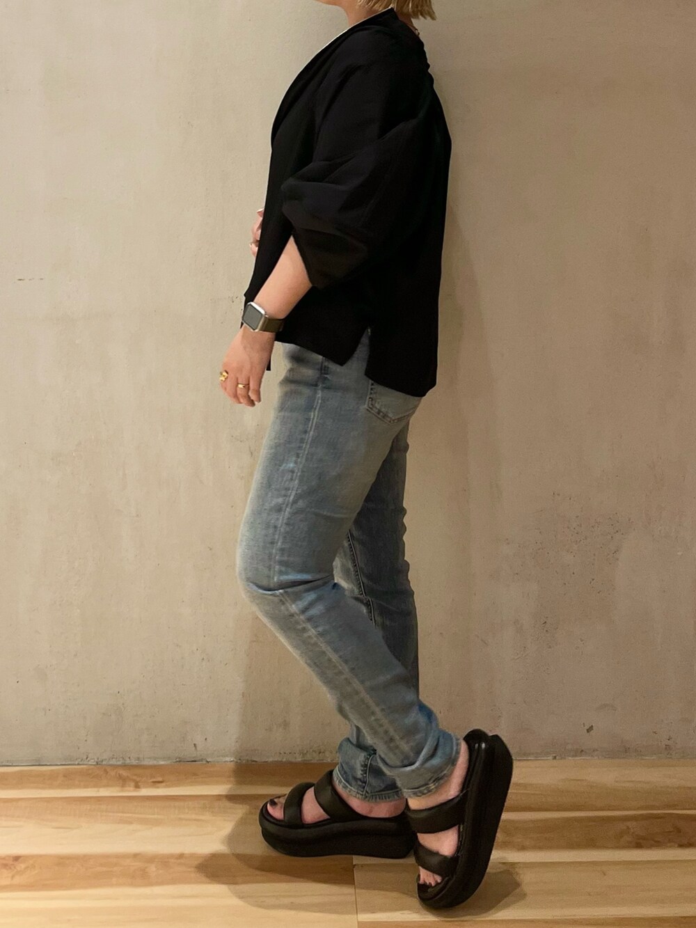 ブラック系のブルゾン、グリーン系のタンクトップ、ブルー系のデニムパンツを着用したレディースの夏コーディネートの2枚目の写真