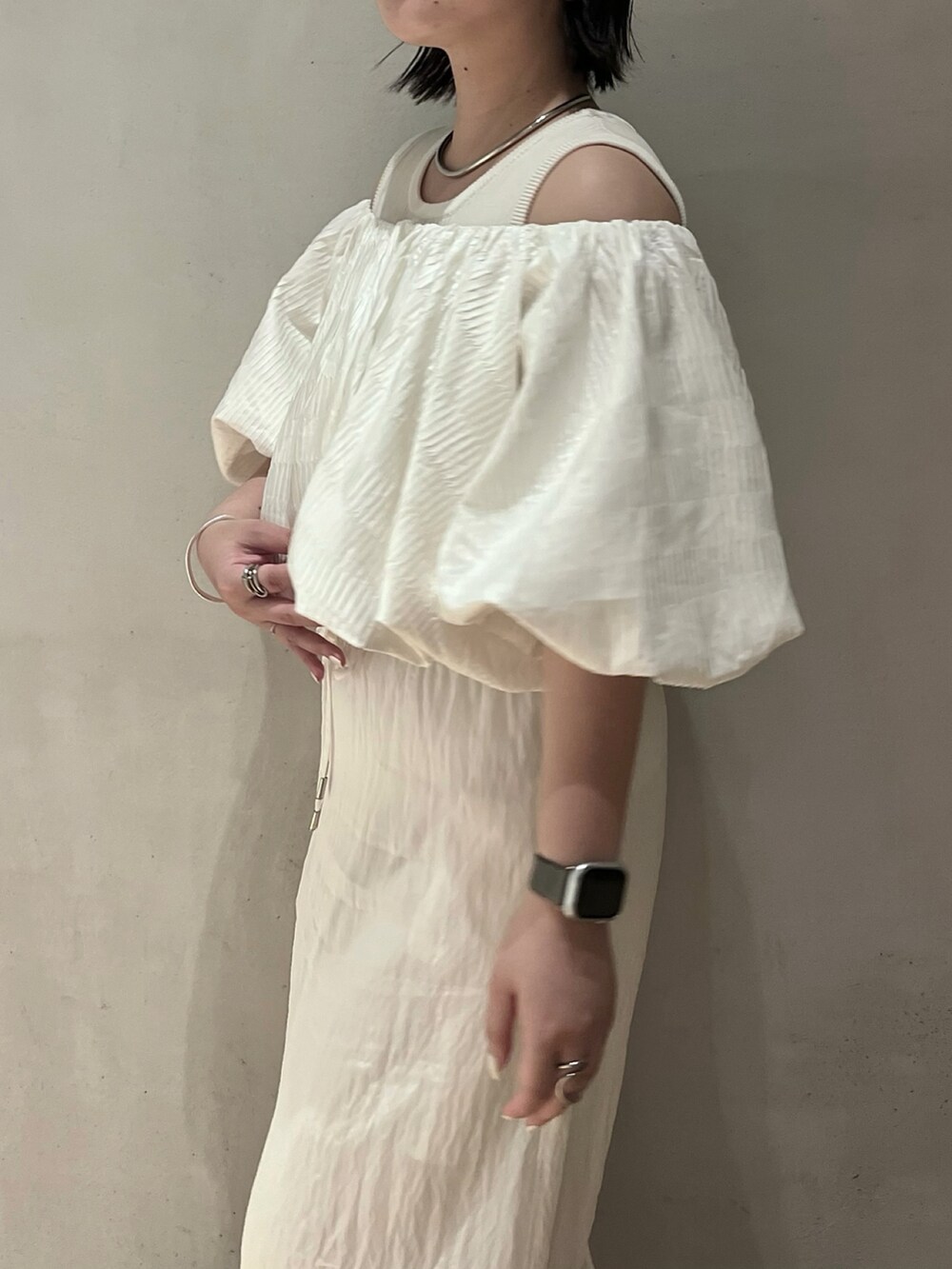 ホワイト系のシャツ/ブラウス、ホワイト系のスカートを着用したレディースの夏コーディネートの6枚目の写真