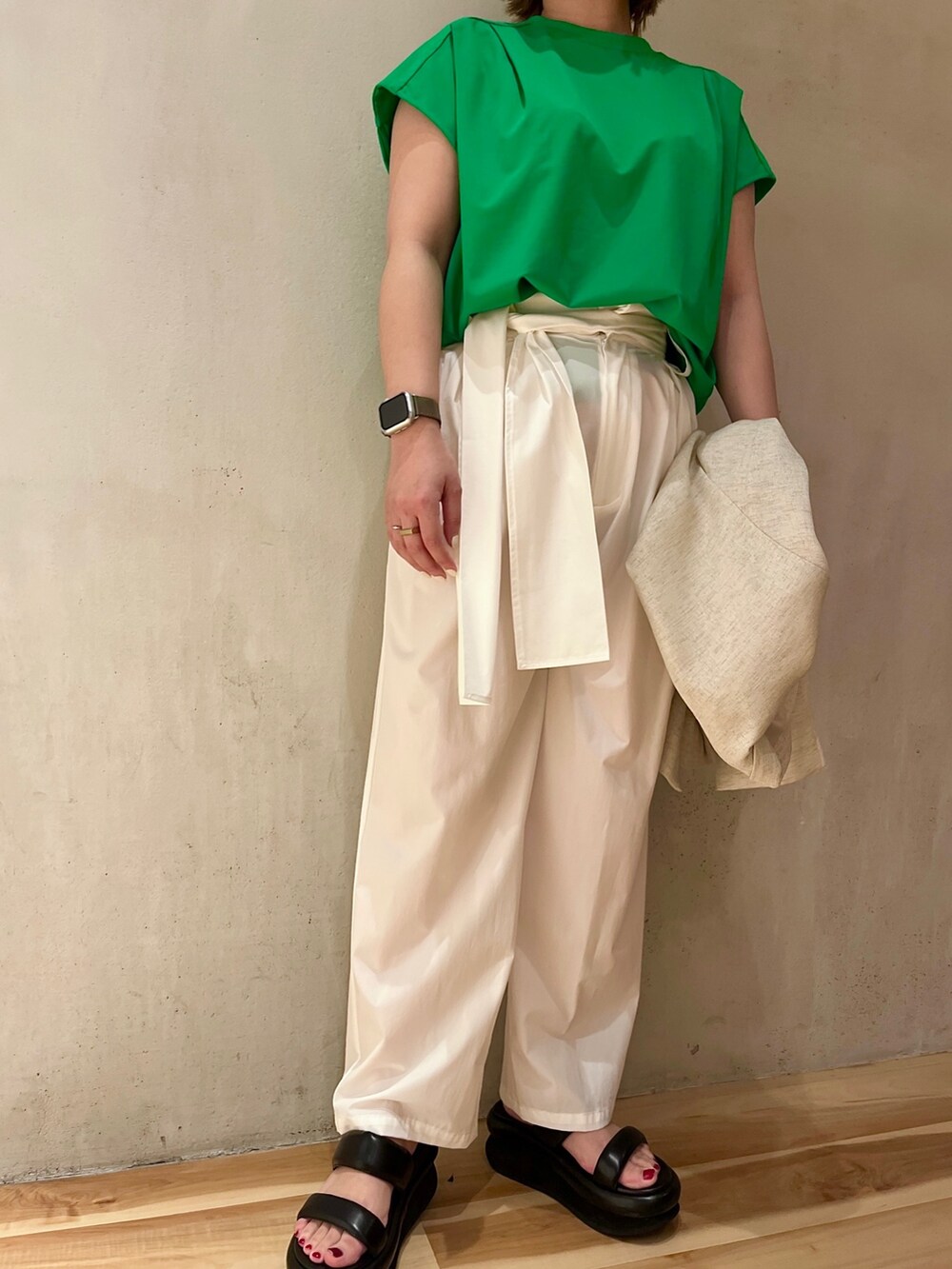 グリーン系のTシャツ/カットソー、ベージュ系のテーラードジャケット、ホワイト系のその他パンツを着用したレディースの冬コーディネートの7枚目の写真