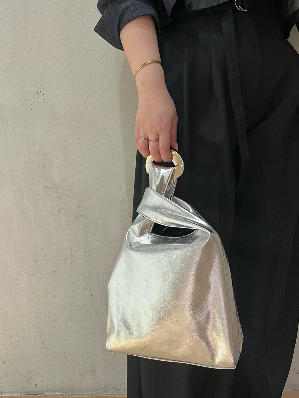 ブルー系のシャツ/ブラウス、ブラック系のキャミソール、ブラック系のその他パンツを着用したレディースの夏コーディネートの8枚目の写真