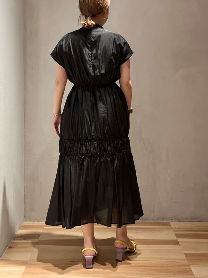 パープル系のサンダル、ブラック系のワンピースを着用したレディースの夏コーディネートの3枚目の写真