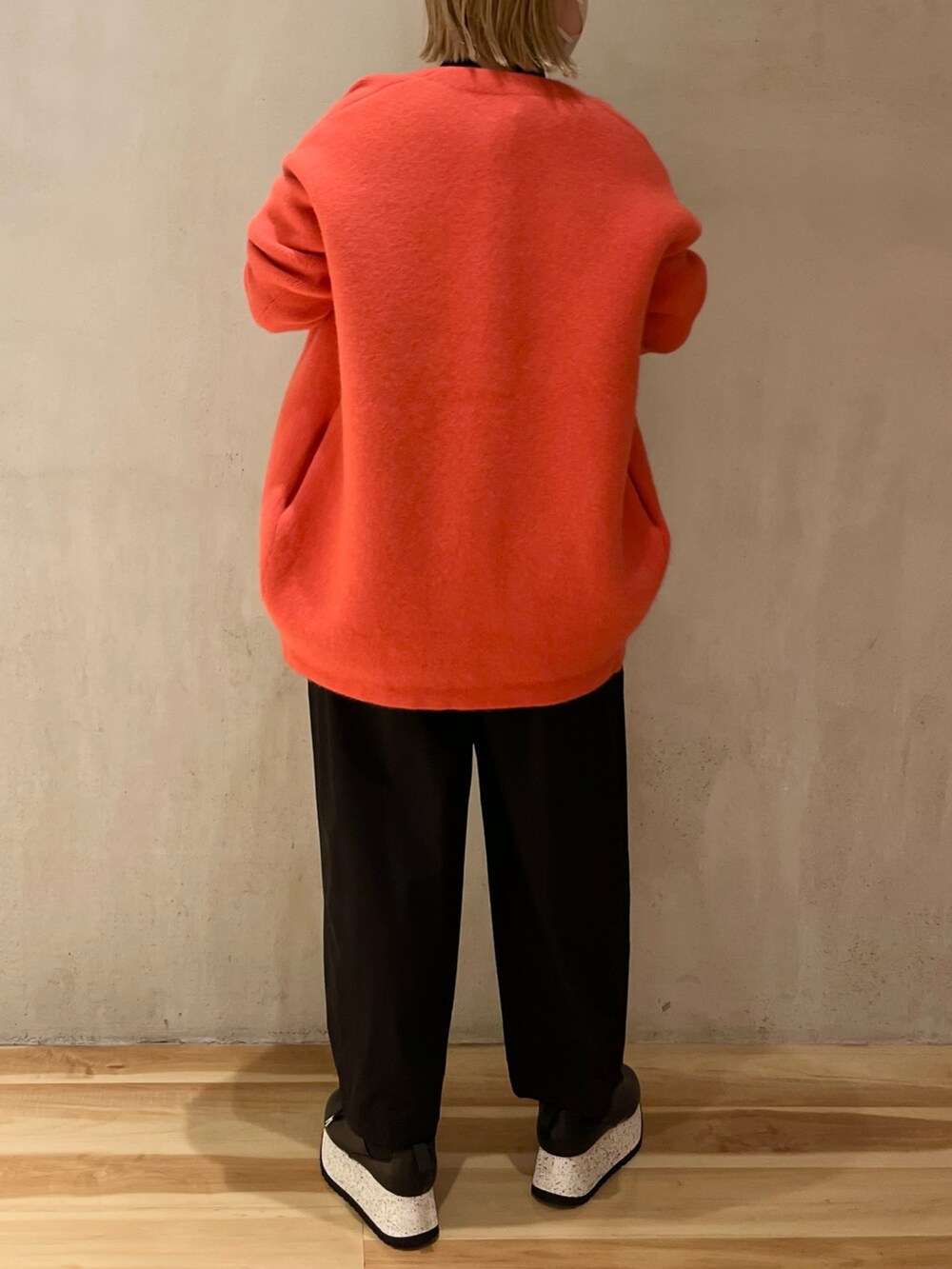 ピンク系のノーカラージャケット、ブラック系のTシャツ/カットソー、ブラック系のその他パンツを着用したレディースの夏コーディネートの4枚目の写真