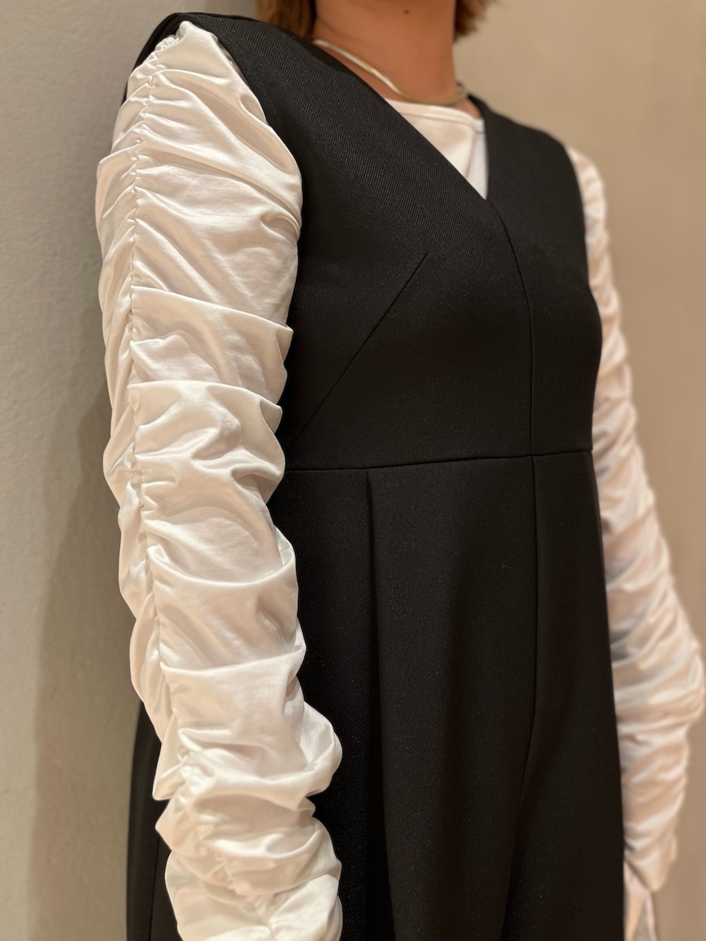 ブラック系のつなぎ/オールインワン、ホワイト系のTシャツ/カットソー、シルバー系のショルダーバッグを着用したレディースの冬コーディネートの5枚目の写真