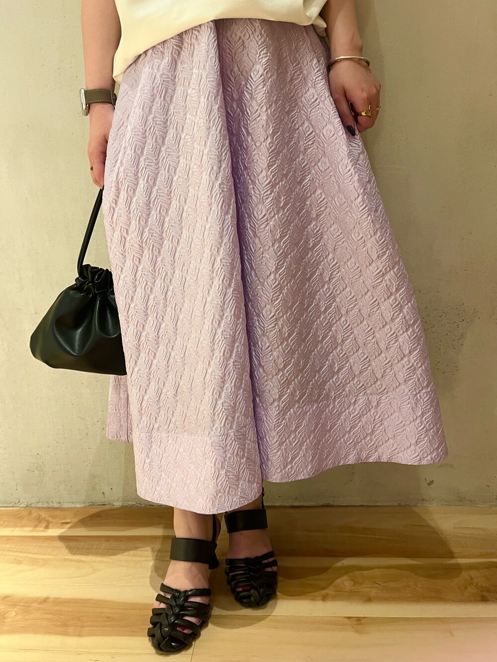 ホワイト系のTシャツ/カットソー、パープル系のスカート、ブラック系のサンダルを着用したレディースの春コーディネートの8枚目の写真