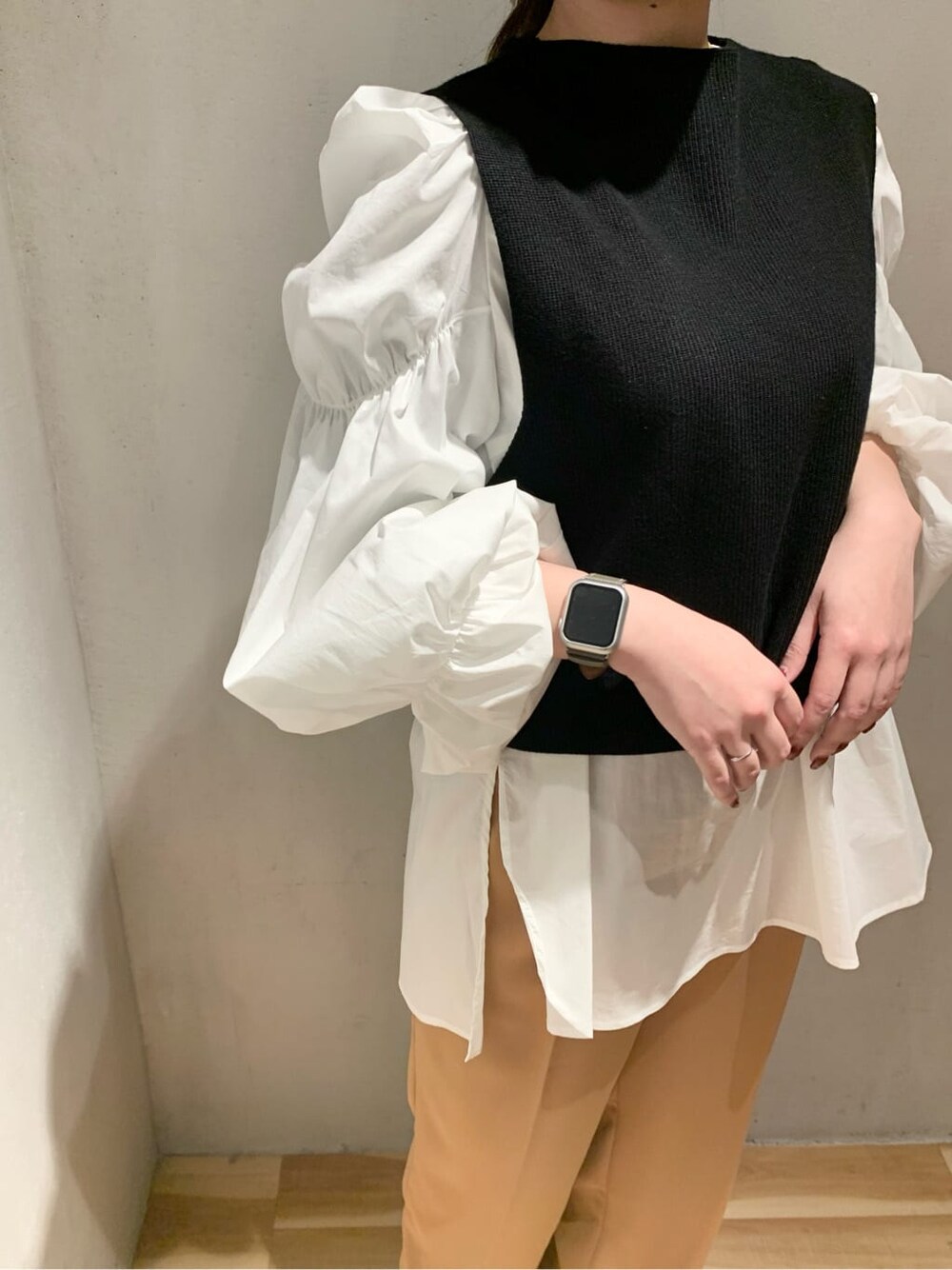 ホワイト系のブーツ、ホワイト系のニット/セーター、イエロー系のその他パンツを着用したレディースの冬コーディネートの6枚目の写真