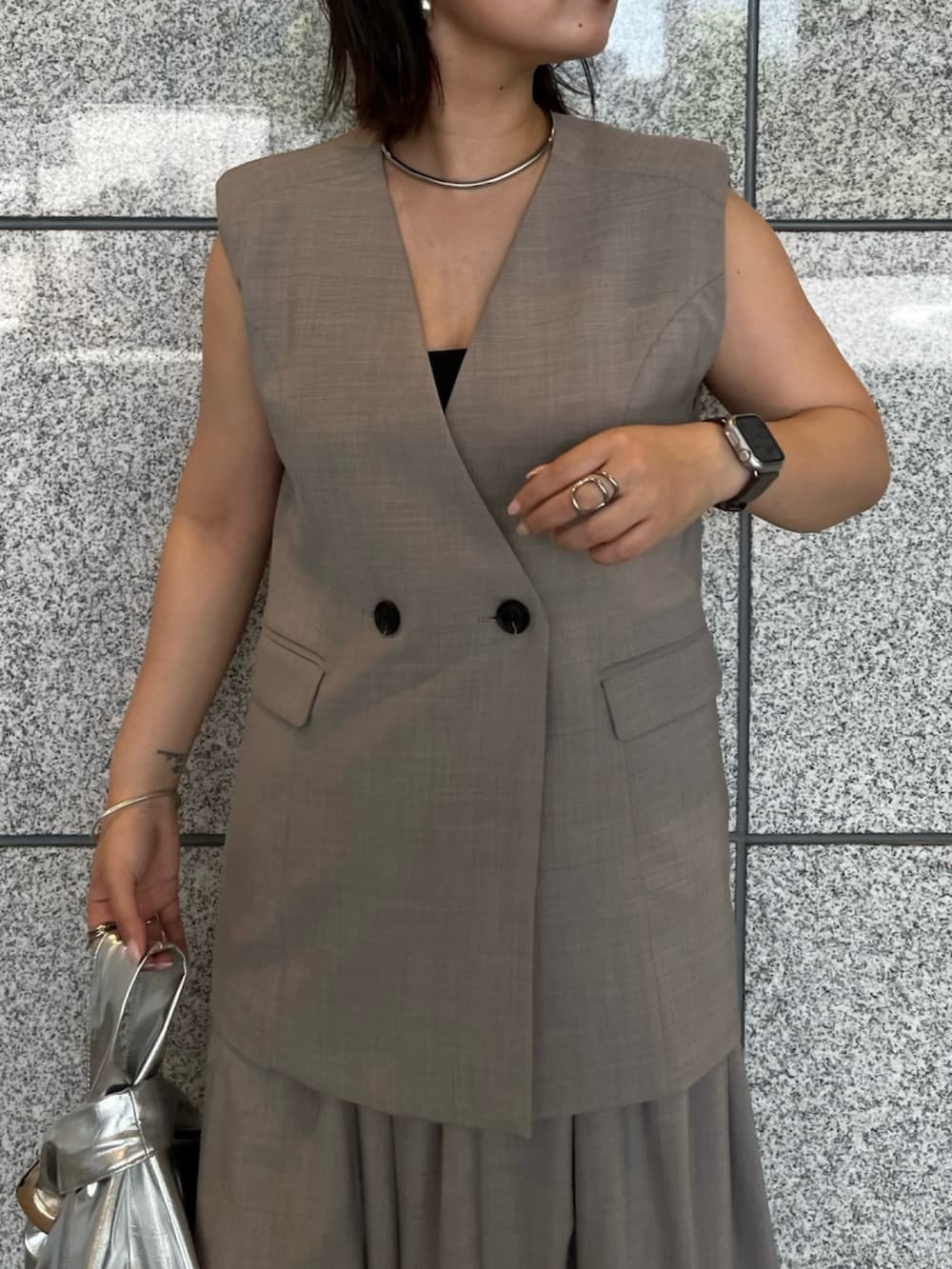 グレー系のワンピース、シルバー系のハンドバッグ、シルバー系のブーツを着用したレディースの夏コーディネートの7枚目の写真