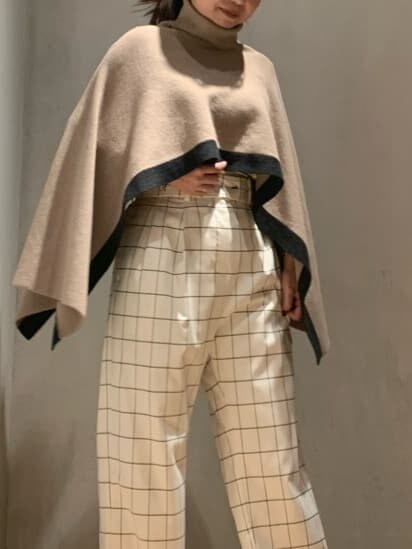 ベージュ系のワンピース、ホワイト系のその他パンツ、ベージュ系のニット/セーターを着用したレディースの秋コーディネートの5枚目の写真