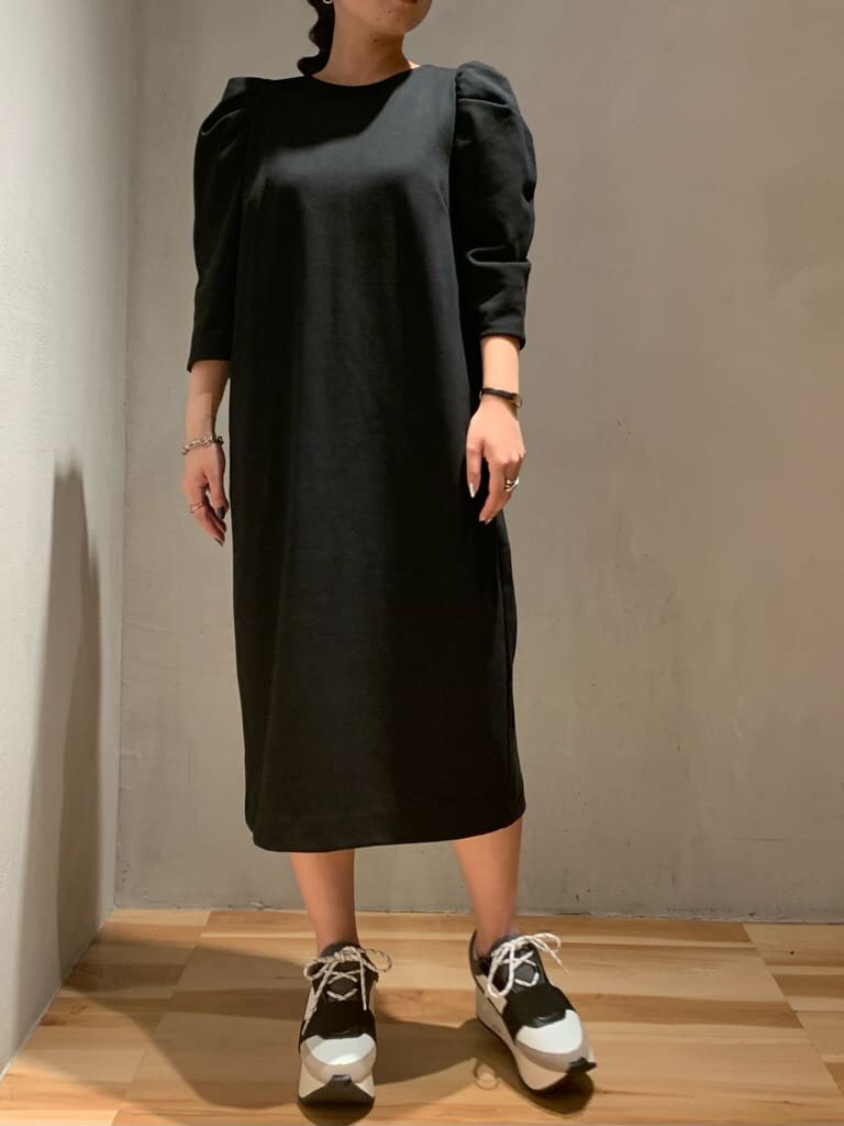 その他のスニーカー、ブラック系のワンピースを着用したレディースの夏コーディネートの2枚目の写真