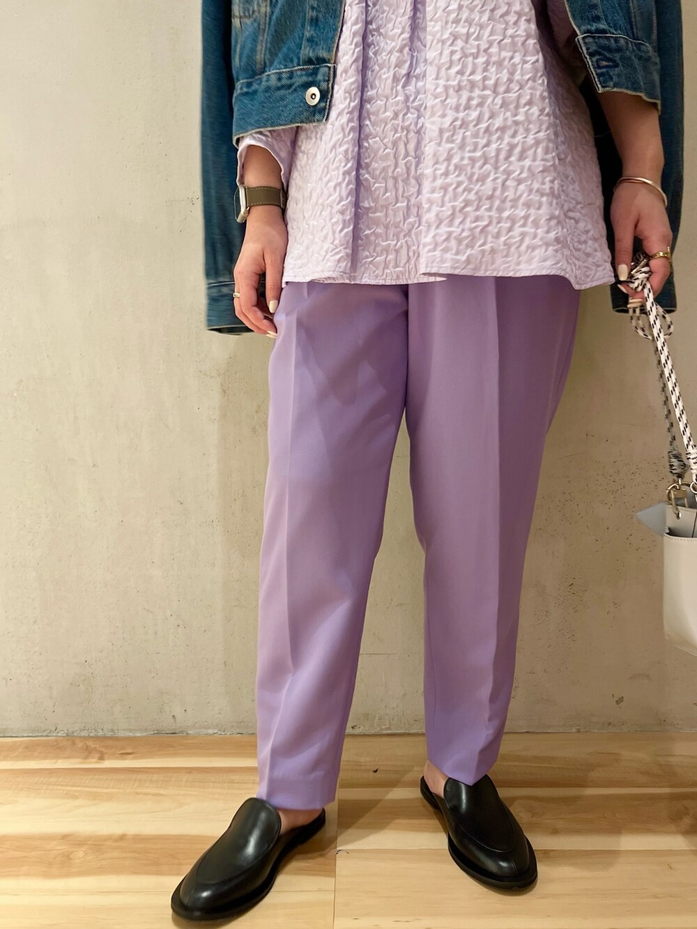 グレー系のショルダーバッグ、ブルー系のデニムジャケット、パープル系のその他パンツを着用したレディースの冬コーディネートの7枚目の写真