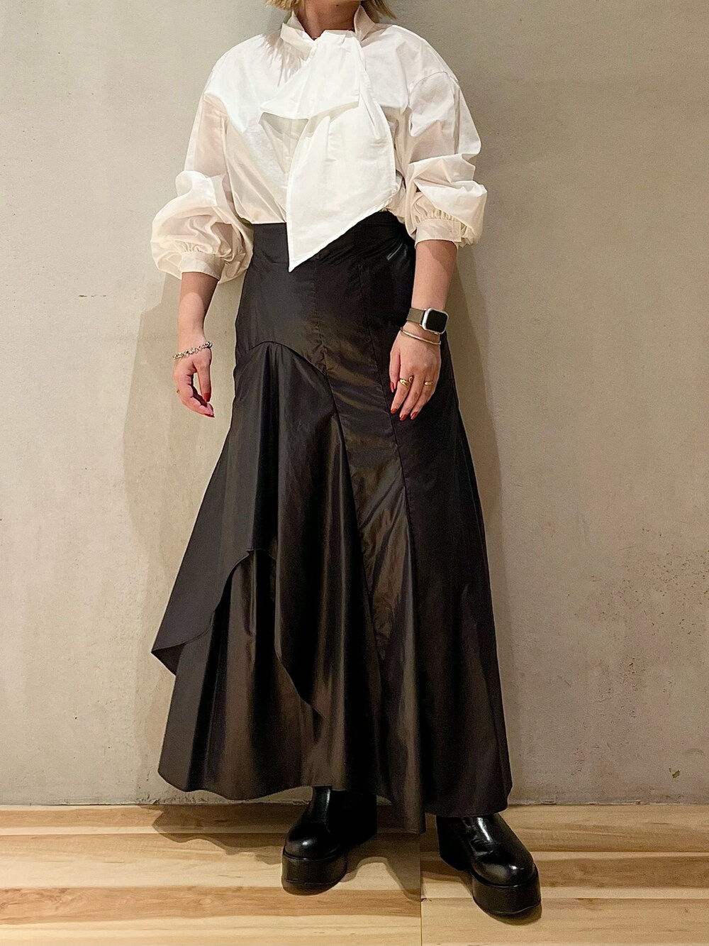 ホワイト系のシャツ/ブラウス、ブラック系のスカート、ベージュ系のノーカラージャケットを着用したレディースの秋コーディネートの6枚目の写真