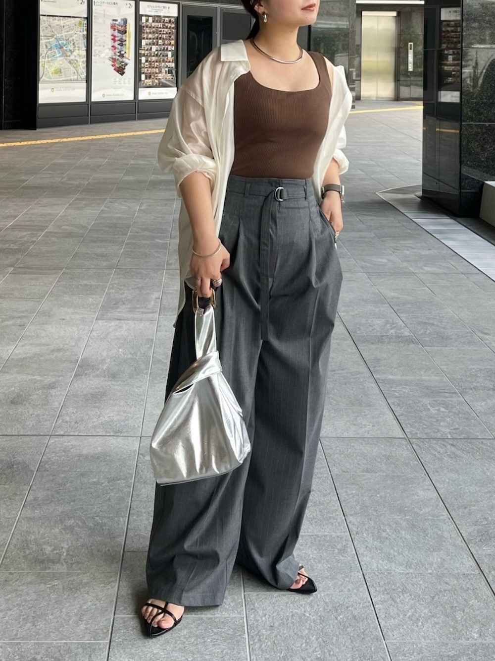 ホワイト系のシャツ/ブラウス、ブラウン系のタンクトップ、グレー系のその他パンツを着用したレディースの夏コーディネートの3枚目の写真