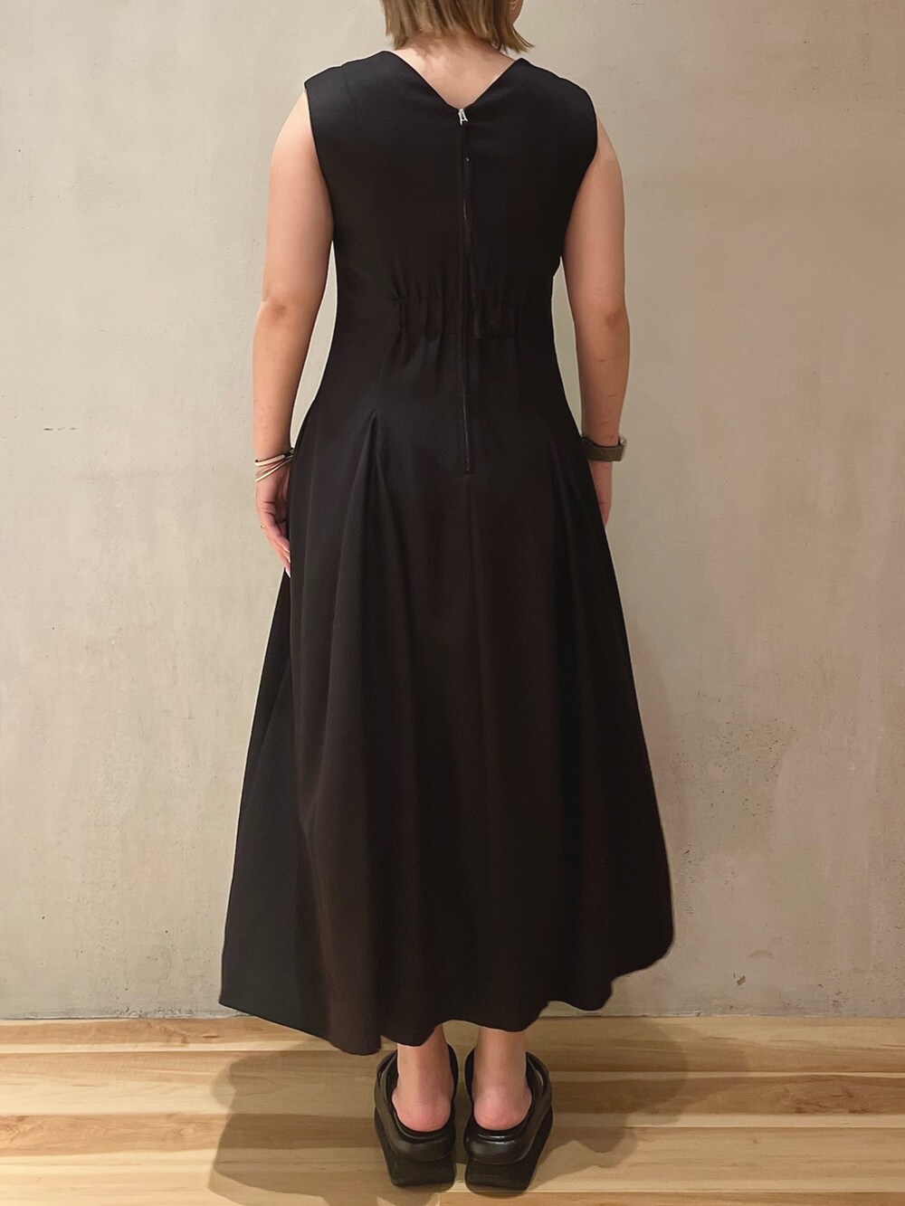 ブラック系のサンダル、ブラック系のワンピース、ブルー系のカーディガン/ボレロを着用したレディースの冬コーディネートの5枚目の写真