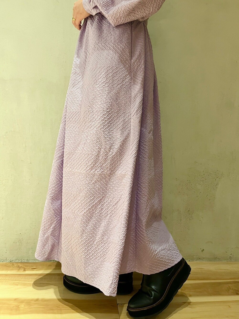 グリーン系のブルゾン、パープル系のワンピースを着用したレディースの春コーディネートの10枚目の写真