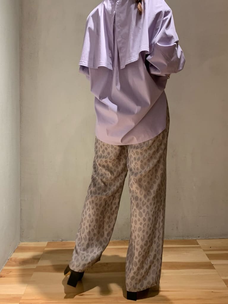 パープル系のシャツ/ブラウス、その他のその他パンツ、ブラック系のブーツを着用したレディースの夏コーディネートの2枚目の写真