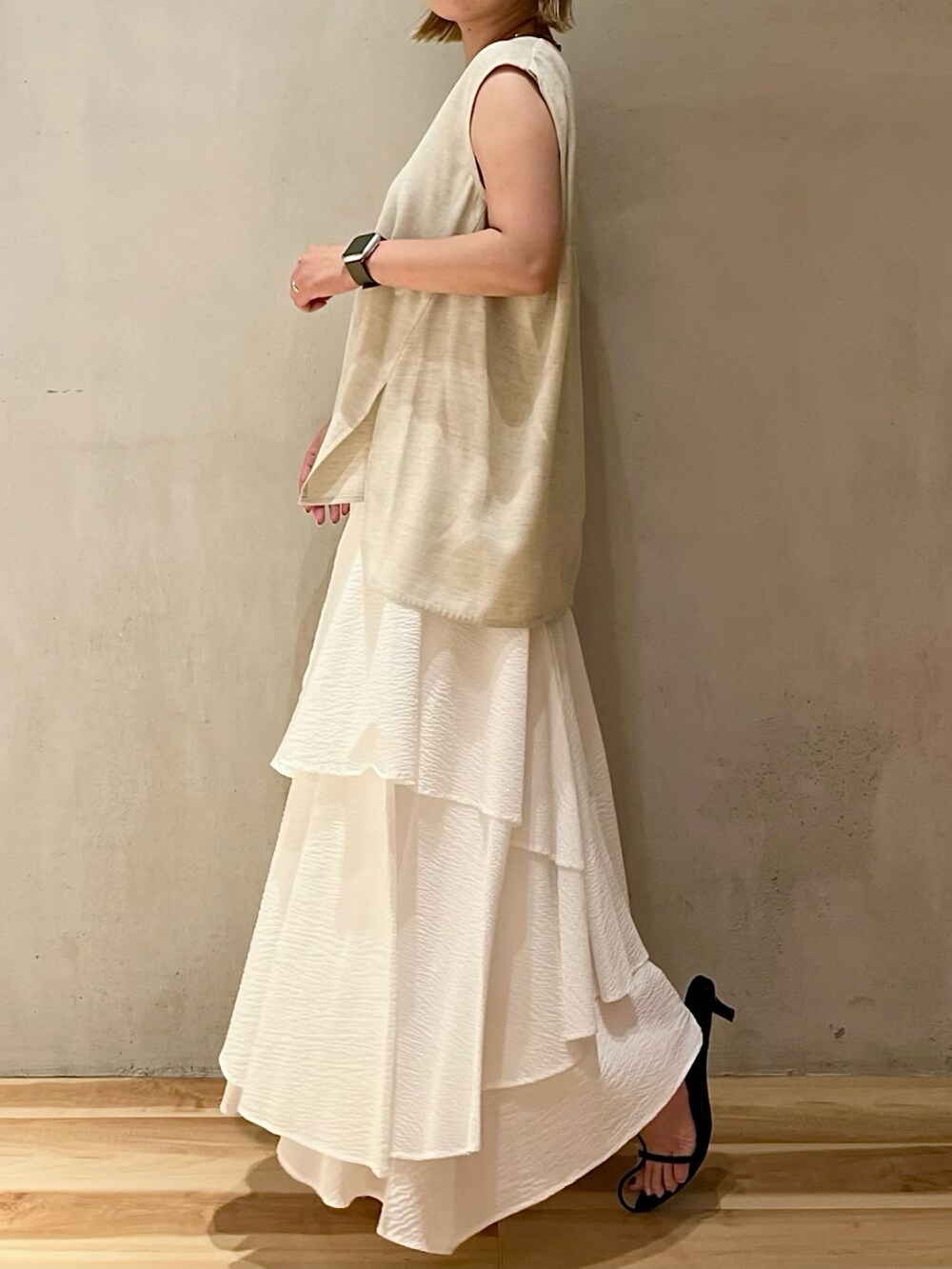 ベージュ系のシャツ/ブラウス、ホワイト系のブルゾン、ゴールド系のネックレスを着用したレディースの夏コーディネートの2枚目の写真