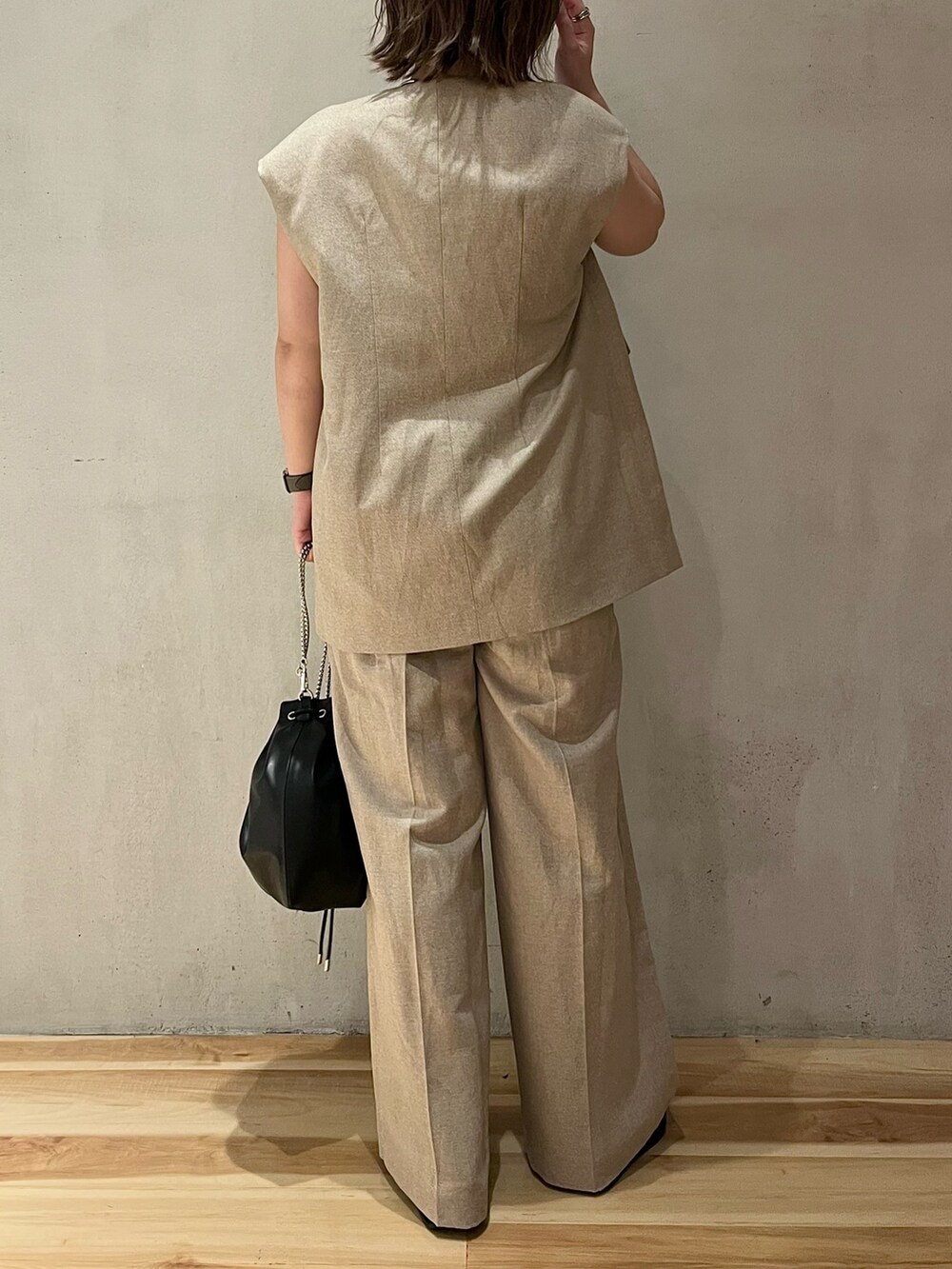 ベージュ系のテーラードジャケット、ベージュ系のその他パンツ、ブラック系のサンダルを着用したレディースの春コーディネートの4枚目の写真