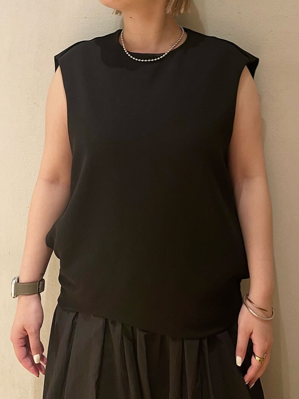 ブラック系のワンピース、ブラック系のブーツを着用したレディースの春コーディネートの5枚目の写真