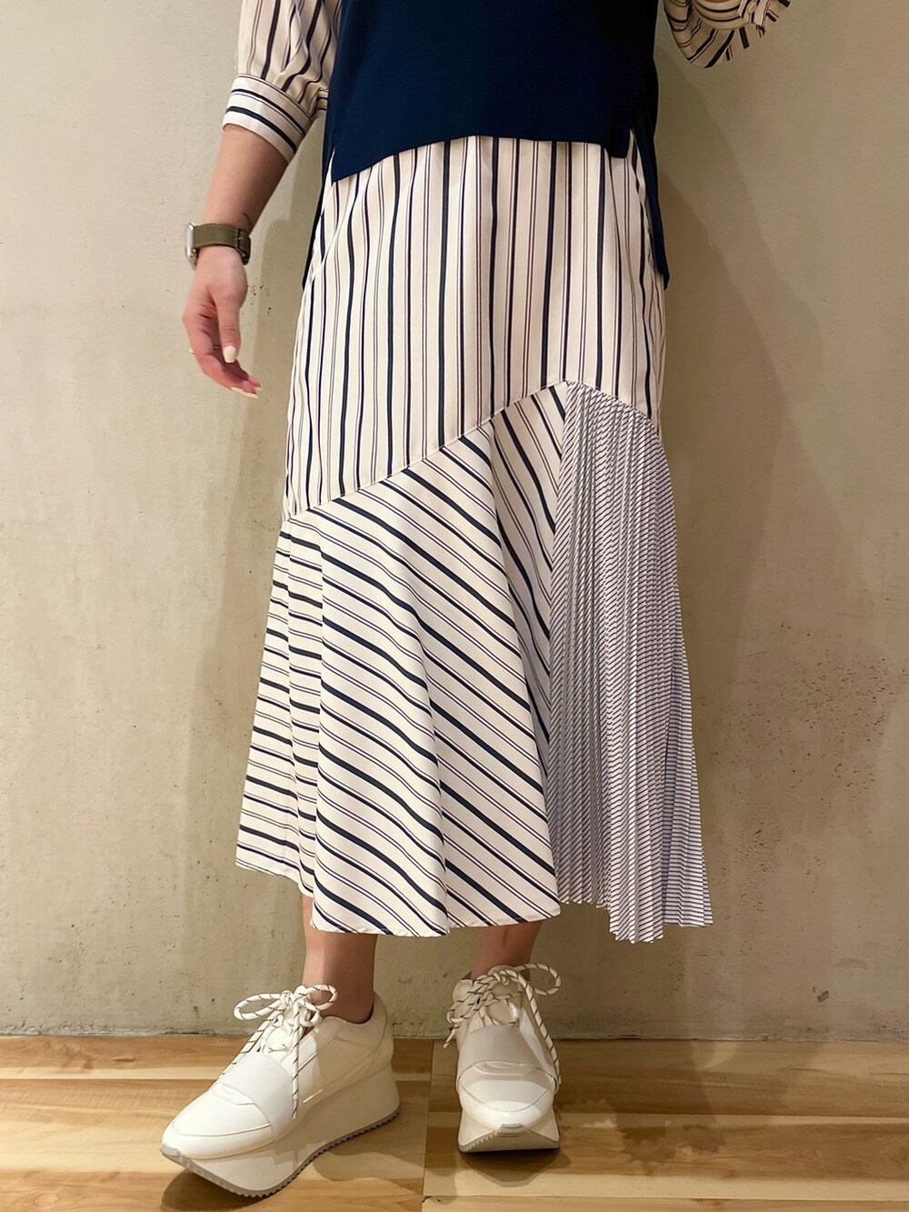 ホワイト系のスニーカー、ブルー系のワンピースを着用したレディースの冬コーディネートの6枚目の写真