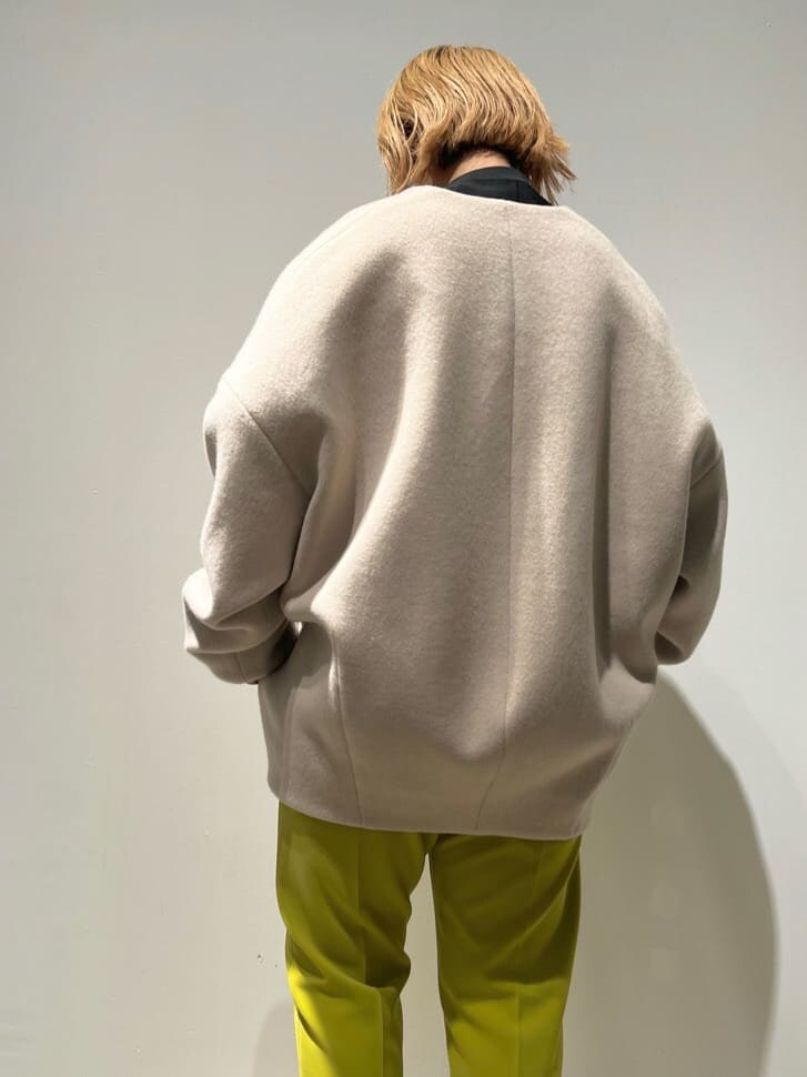 ブラック系のショルダーバッグ、グリーン系のその他パンツ、ベージュ系のノーカラーコートを着用したレディースの秋コーディネートの6枚目の写真