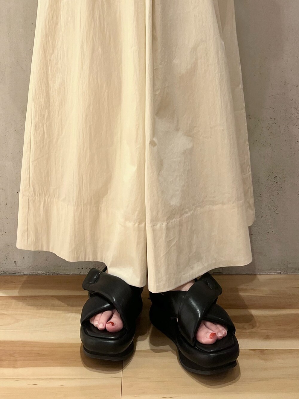 ホワイト系のワンピース、ブラック系のサンダルを着用したレディースの冬コーディネートの7枚目の写真