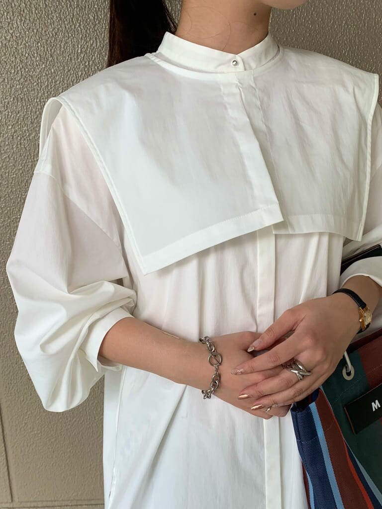 ホワイト系のシャツ/ブラウス、ベージュ系のスカートを着用したレディースの夏コーディネートの3枚目の写真