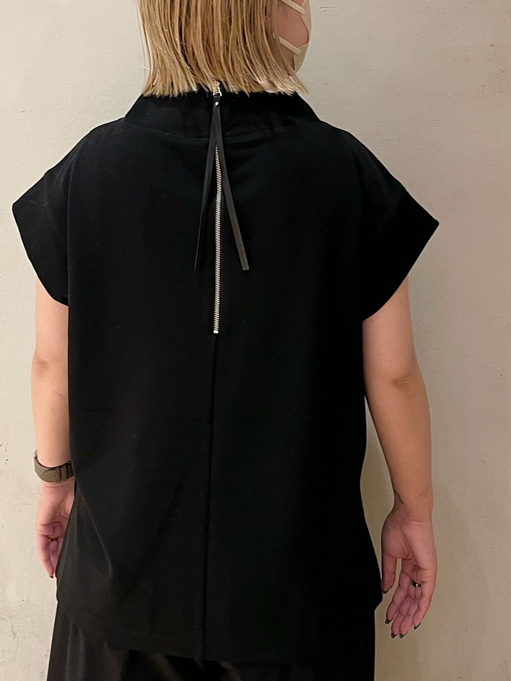 ブラック系のTシャツ/カットソー、ブラック系のその他パンツ、ブラック系のスニーカーを着用したレディースの夏コーディネートの5枚目の写真