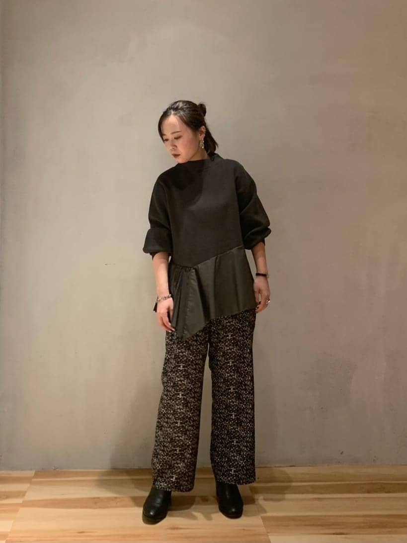 その他のその他パンツ、ベージュ系のニット/セーターを着用したレディースの秋コーディネートの3枚目の写真