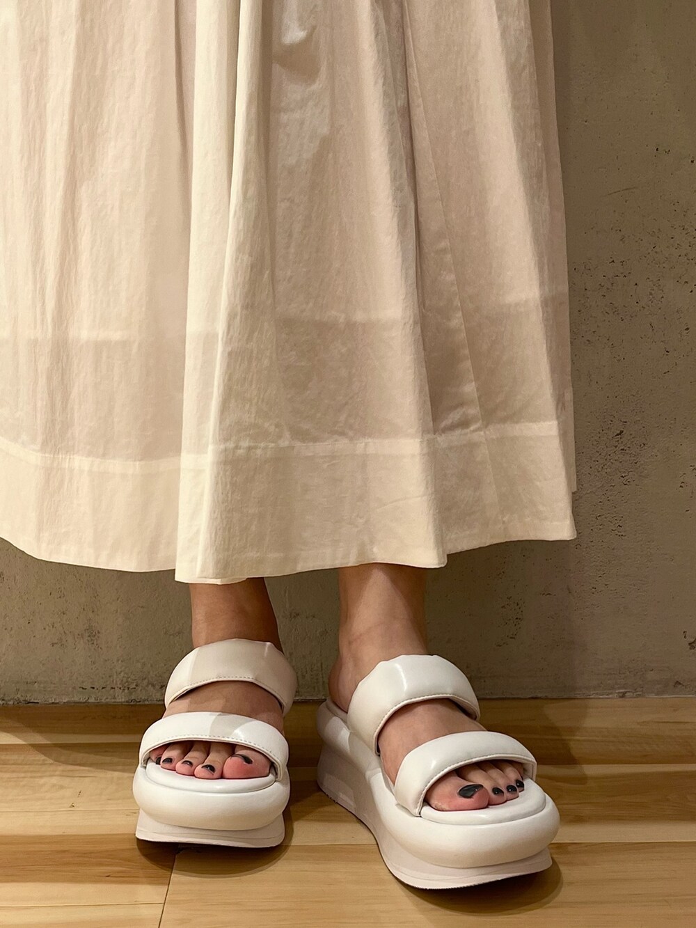 ホワイト系のワンピース、ホワイト系のサンダル、ホワイト系のハットを着用したレディースの春コーディネートの10枚目の写真