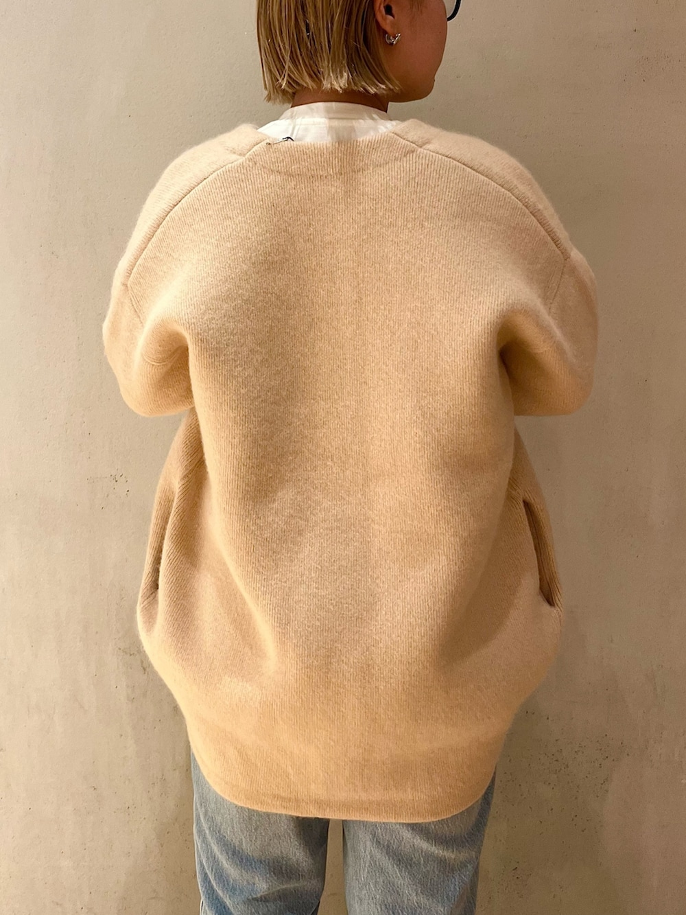 ベージュ系のノーカラージャケット、ホワイト系のTシャツ/カットソーを着用したレディースの夏コーディネートの7枚目の写真