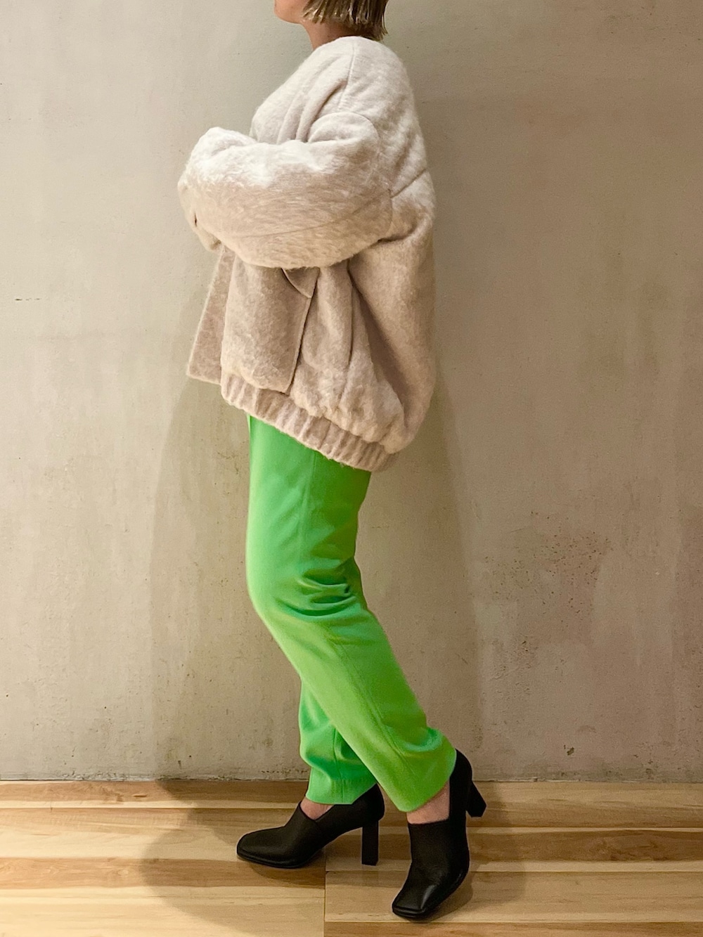 ベージュ系のその他アウター、グレー系のカーディガン/ボレロ、ブラック系のパンプスを着用したレディースの夏コーディネートの2枚目の写真