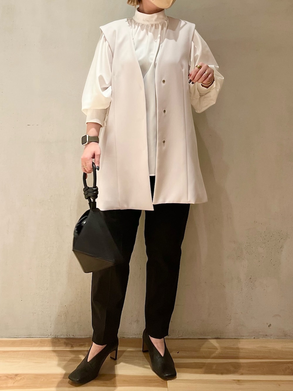 ホワイト系のシャツ/ブラウス、ブラック系のその他パンツ、ブラック系のハンドバッグを着用したレディースの春コーディネートの2枚目の写真