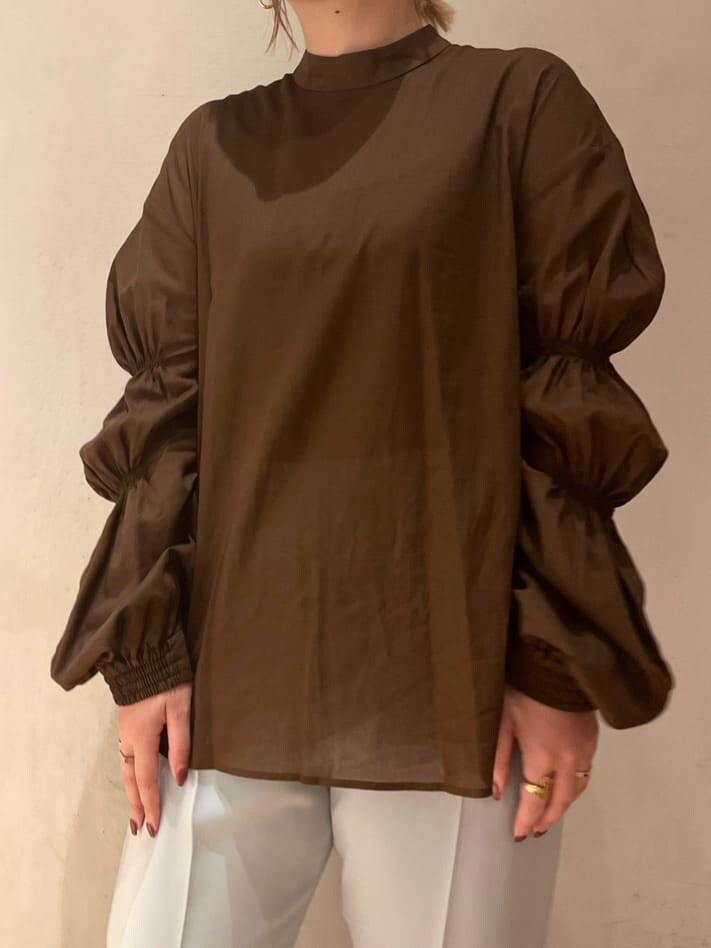 ブルー系のその他パンツ、ブラウン系のシャツ/ブラウスを着用したレディースの夏コーディネートの4枚目の写真