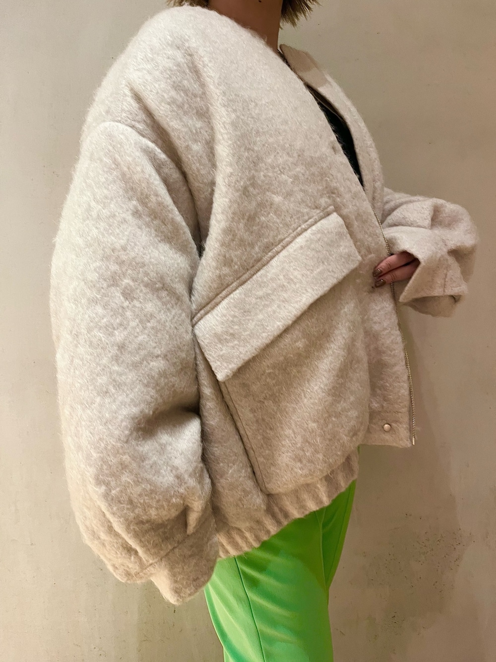 ベージュ系のその他アウター、グレー系のカーディガン/ボレロ、ブラック系のパンプスを着用したレディースの夏コーディネートの5枚目の写真