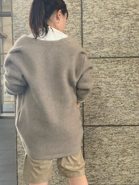 ホワイト系のシャツ/ブラウス、ベージュ系のその他パンツ、ブラウン系のカーディガン/ボレロを着用したレディースの夏コーディネートの4枚目の写真