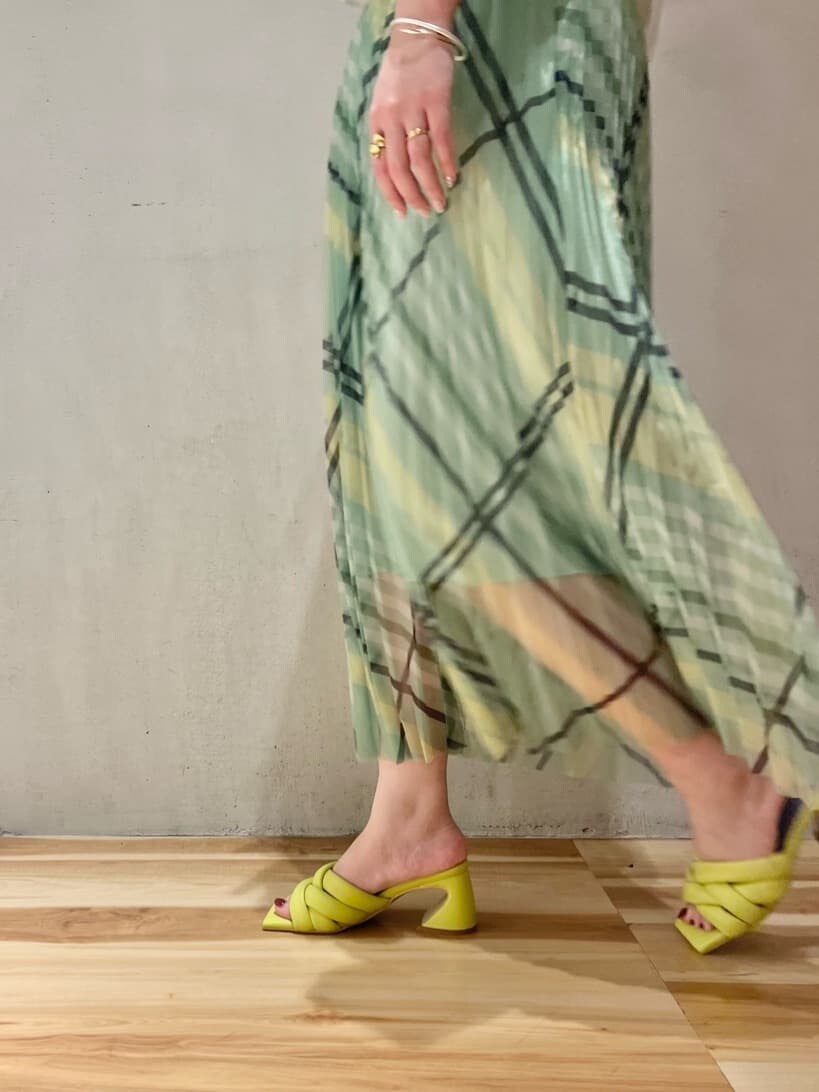 ホワイト系のシャツ/ブラウス、イエロー系のサンダル、グリーン系のスカートを着用したレディースの春コーディネートの5枚目の写真
