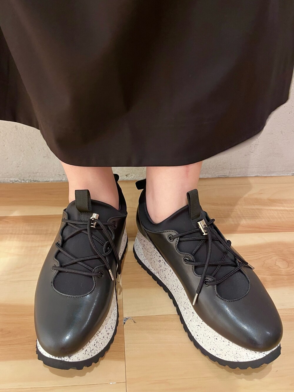 ブラック系のTシャツ/カットソー、ブラック系のその他パンツ、ブラック系のスニーカーを着用したレディースの夏コーディネートの8枚目の写真