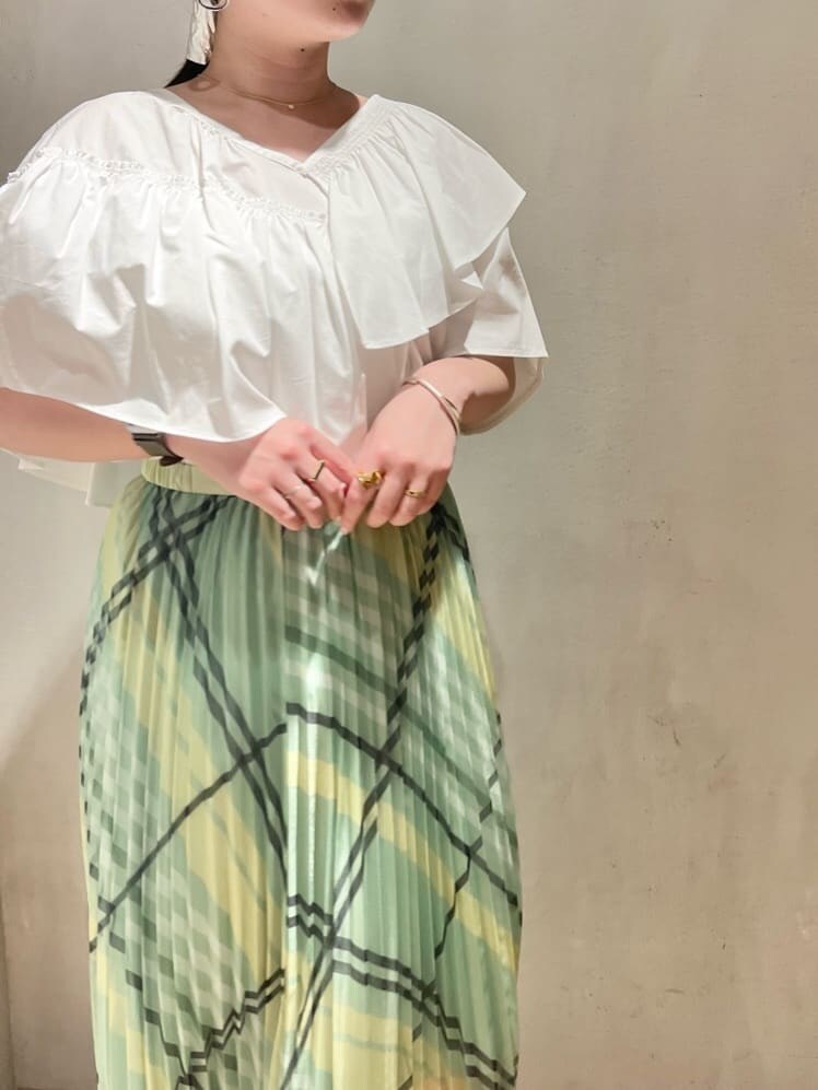 ホワイト系のシャツ/ブラウス、イエロー系のサンダル、グリーン系のスカートを着用したレディースの春コーディネートの3枚目の写真