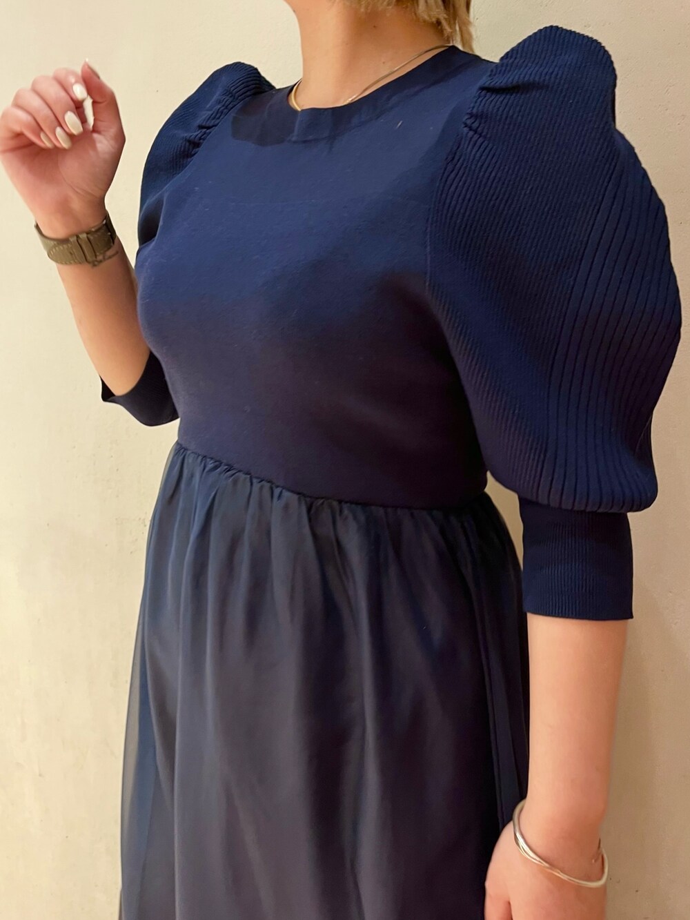 ブルー系のワンピース、ホワイト系のサンダルを着用したレディースの冬コーディネートの5枚目の写真