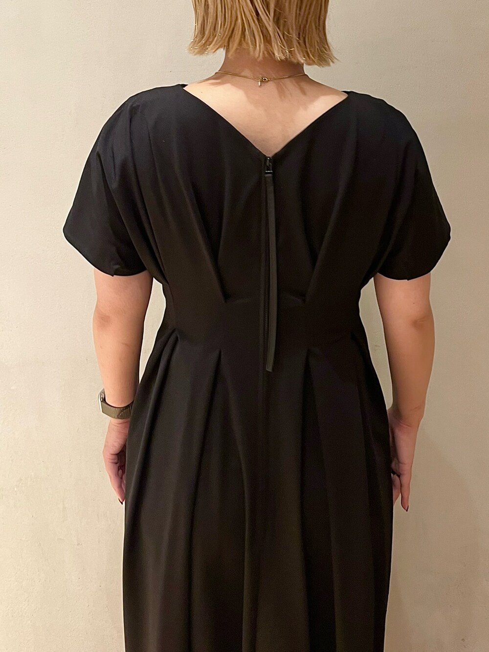 ブラック系のワンピース、ブラック系のスニーカーを着用したレディースの夏コーディネートの6枚目の写真