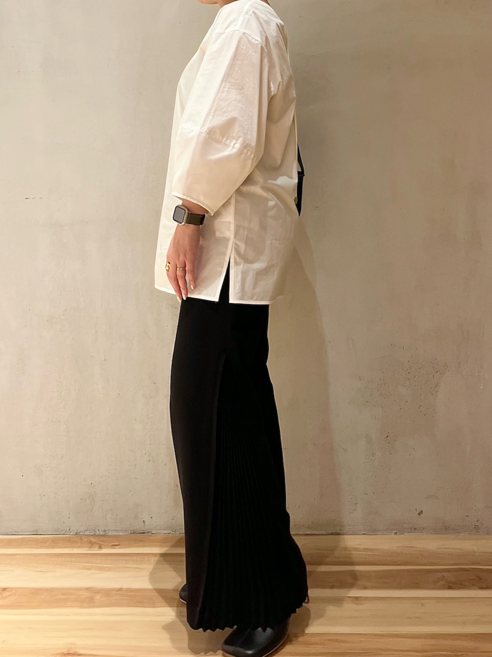 ホワイト系のシャツ/ブラウス、ブラック系のその他パンツ、ブラック系のブーツを着用したレディースの夏コーディネートの2枚目の写真