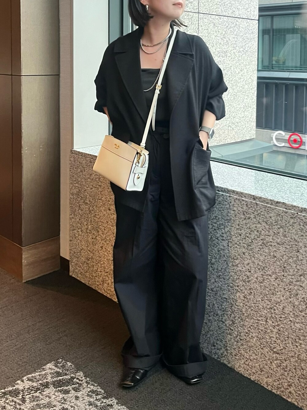 ブラック系のテーラードジャケット、ブラック系のその他パンツを着用したレディースの夏コーディネートの2枚目の写真